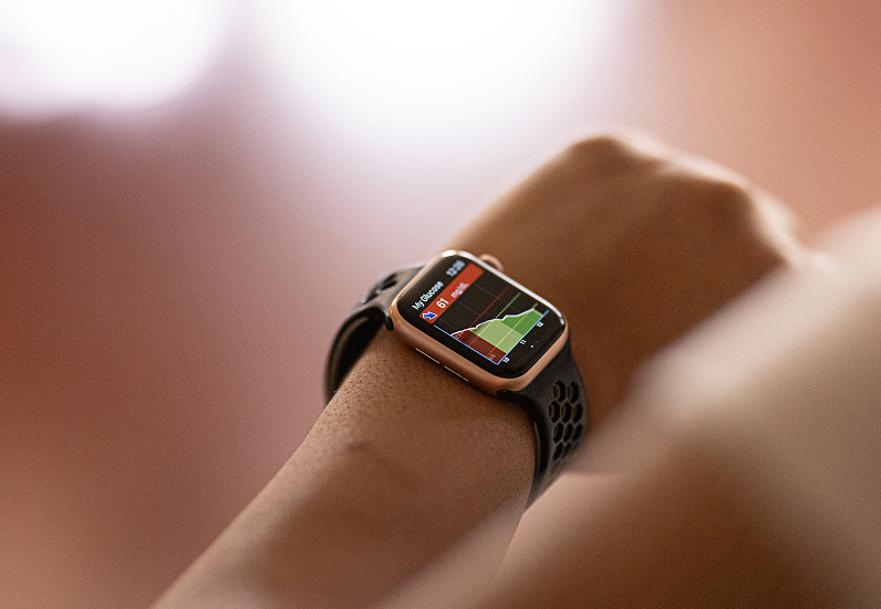 CGM user viewing Eversense CGM data on Apple Watch